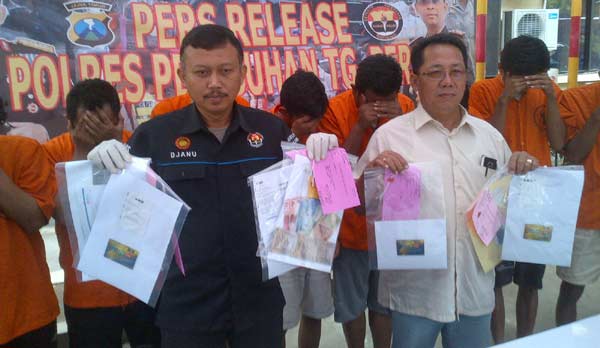 Sembilan tersangka judi yang tertangkap petugas Polres Pelabuhan Tanjung Perak.  foto: eko suyono/ BANGSAONLINE