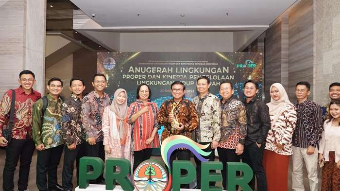Direktur Utama Petrokimia Gresik, Dwi Satriyo Annurogo (tujuh dari kanan) usai menerima Proper Emas dari Wapres RI, Ma