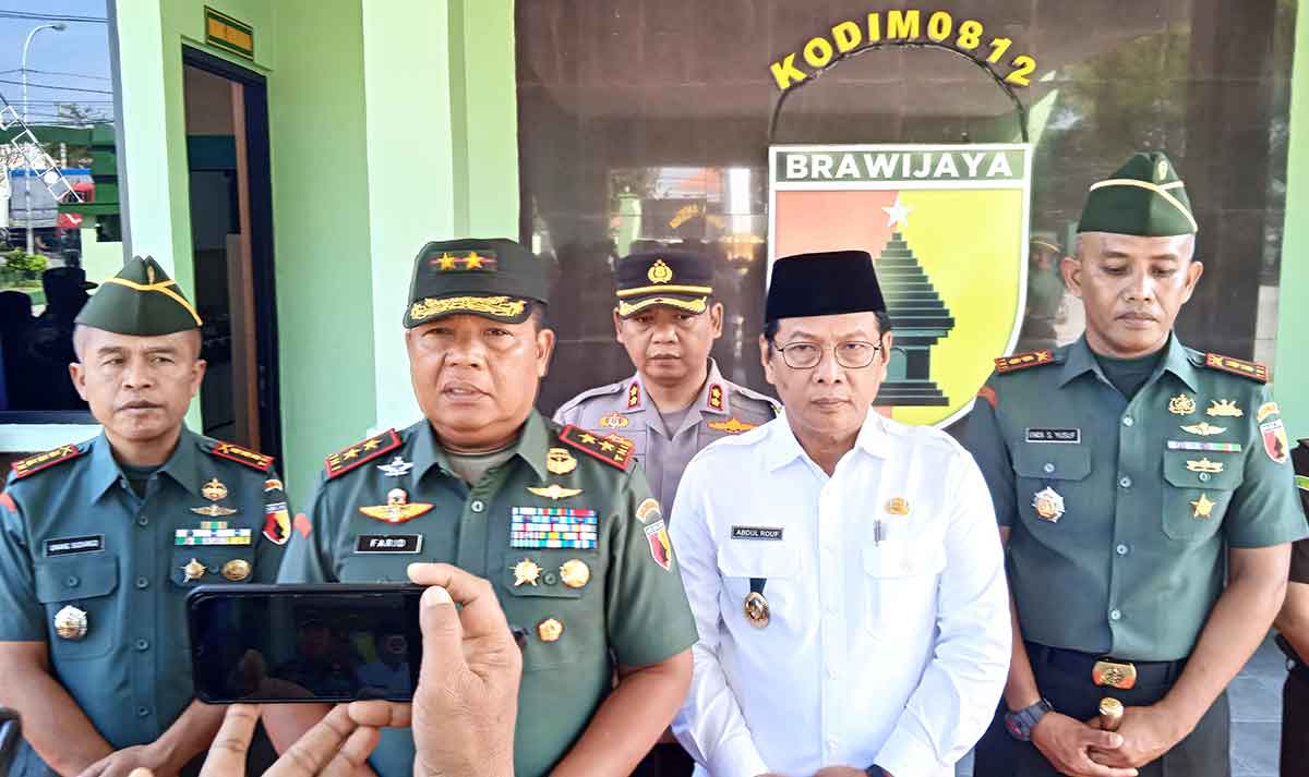 Pangdam V/Brawijaya, Mayjen TNI Farid Makruf, saat memberi keterangan pers kepada awak media.