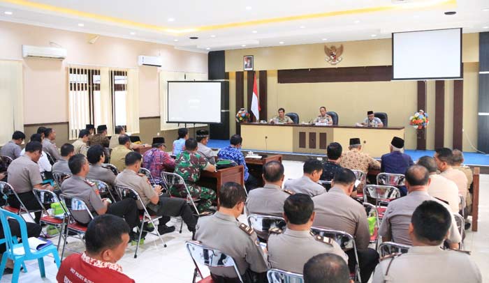 Polres Blitar bersama Dinas Pendidikan, Majelis Ulama Indonesia (MUI) Kabupaten Blitar, Forum Kerukunan Umat Beragama (FKUB), Forum Kewaspadaan Dini Masyarakat (FKDM), serta Ormas saat membahas video tersebut.