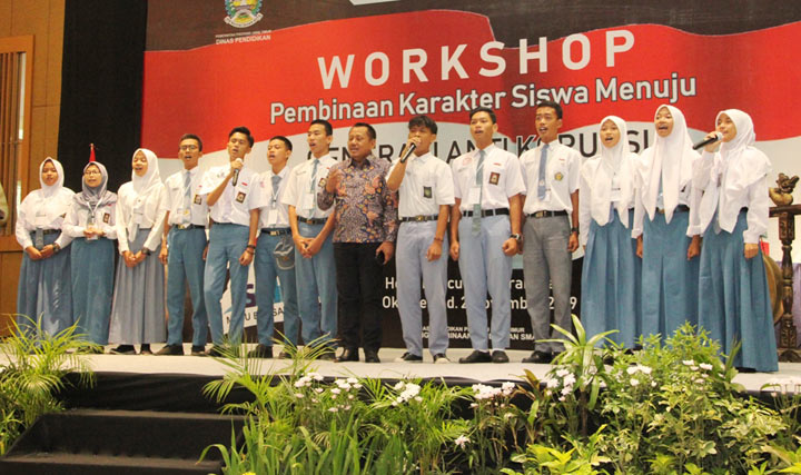 Sekdaprov Jatim bersama siswa menyanyi bersama lagu Ibu Pertiwi pada acara Pembinaan Pendidikan arakter Siswa di H. Mercure, Jumat (1/11).