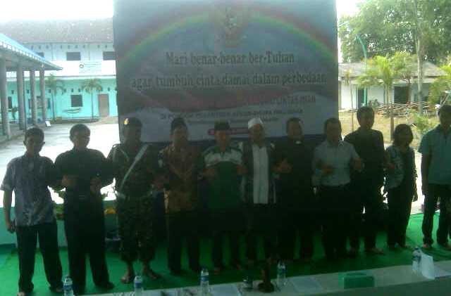 DEKLARASI PERDAMAIAN-Lintas Iman Sidoarjo, Gusdurian Sidoarjo dan GP Ansor Sidoarjo menggelar Deklarasi Perdamaian, di Pondok Pesantren Ahlus Shofa wal Wafa, di Desa Simo Ketawang Kecamatan Wonoayu, Sidoarjo, Minggu (8/6/2014). 