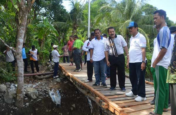 Wabup  Gresik, Moch. Qosim didampingi Kepala Pelaksana BPBD Abu Hasan saat melakukan peninjauan lokasi bencana tanah longsor di Dusun Menara, Desa Gunung Teduh, Kecamatan Sangkapura, Pulau Bawean, tahun lalu. foto: SYUHUD/ BANGSAONLINE