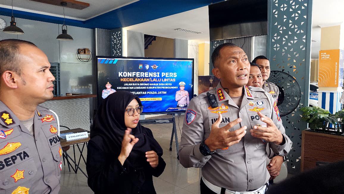 Dirlantas Polda Jatim Kombes Pol Iwan Saktiadi saat memberikan keterangan pers tentang kecelakaan maut Probolinggo