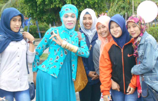 Minto jadi rebutan mahasiswa untuk selfie.