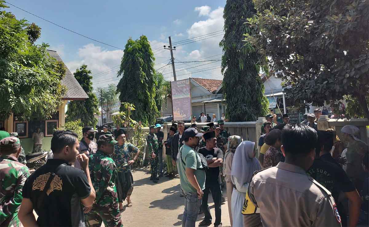 Warga yang memprotes pembentukan panitia PAW Kepala Desa Batah Barat, Kecamatan Kwanyar, Bangkalan.