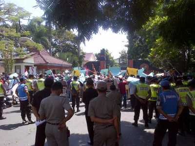 Warga terdampak Gunung Kelud saat demo di Kantor Bupati Kediri. foto: Arif Kurniawan/Bangsa Online