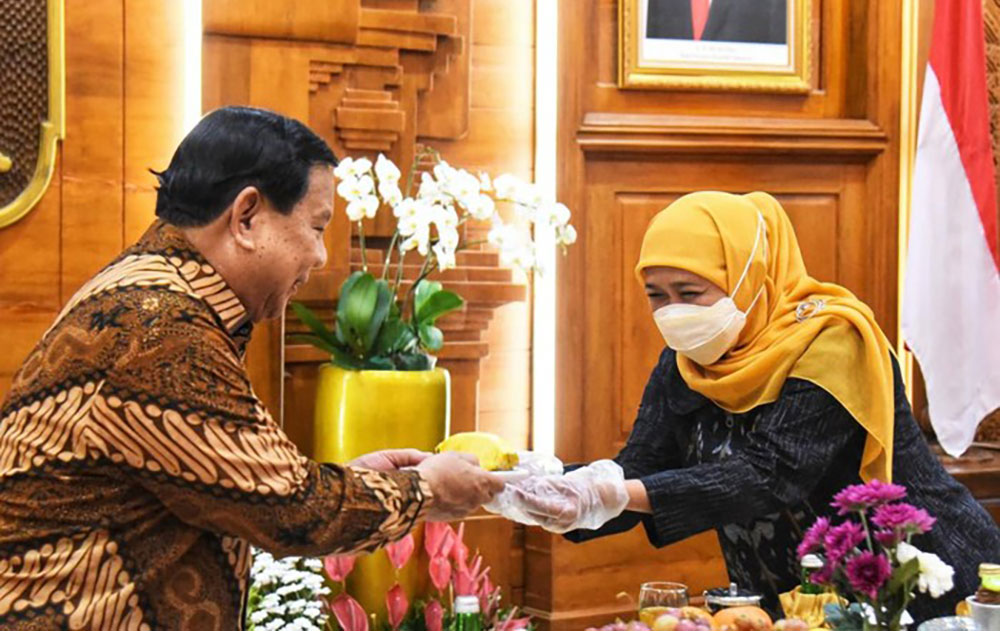 Prabowo Subianto saat menemui Khofifah Indar Parawansa di Gedung Negara Grahadi, Surabaya, Selasa (3/5/2022) malam. Tampak Khofifah menyuguhkan buah nanas kepada Prabowo. Foto: Faiq Azmi/Detik Jatim