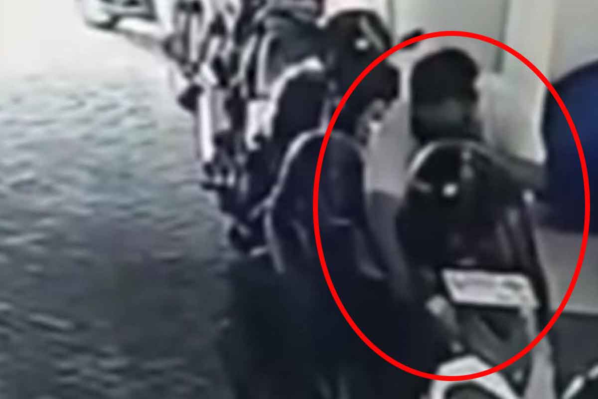 Tangkapan layar rekaman CCTV di Puskesmas Gunung Anyar saat pelaku melancarkan aksi pencurian motor milik sopir ambulan.