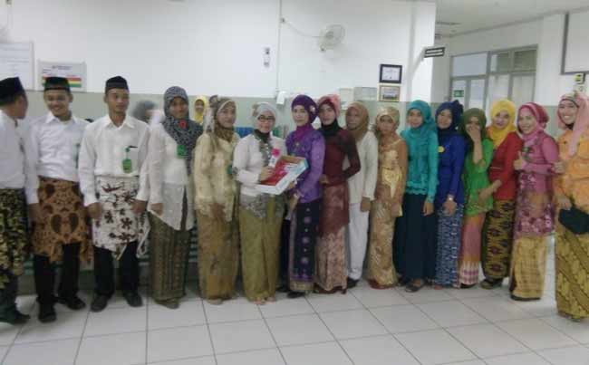 Para karyawan, dokter dan perawat saat berpose sebelum keliling ke setiap kamar pasien. foto: suwandi/ BANGSAONLINE