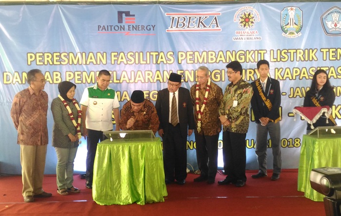 Dr.HM. Sulthon, M.Pd, Kepala SMAN 8 Malang (jas hitam dan berdasi), saat menyaksikan penanda tanganan prasasti Pembangkit Listrik Tenaga Surya milik SMAN 8 Malang, oleh Mendiknas RI Muhajir Effendi, Selasa (30/1), di halaman belakang sekolah. Foto: Iwan Irawan/BANGSAONLINE