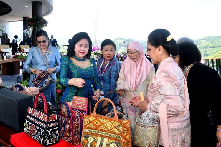 Ibu Iriana Kenalkan Produk dan Budaya Lokal NTT ke Pendamping Pemimpin Negara ASEAN. Foto: Ist