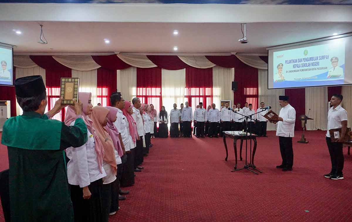Gus Ipul Titipkan 4 Pesan saat Lantik 14 Kepala Sekolah