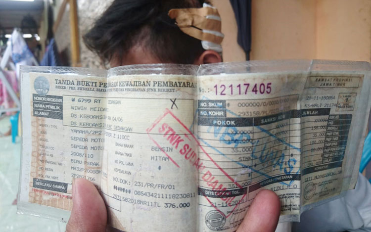 DKF menunjukkan luka di kepalanya bekas dikepruk kentrung, dan STNK motornya.