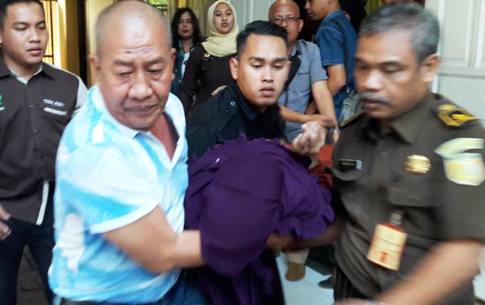 Ayuni jatuh pingsan saat akan ditahan Kejari Gresik di Lapas Banjarsari. foto: SYUHUD/ BANGSAONLINE