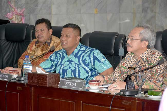 Bupati Mojokerto pimpin rapat staf di awal tahun 2018.