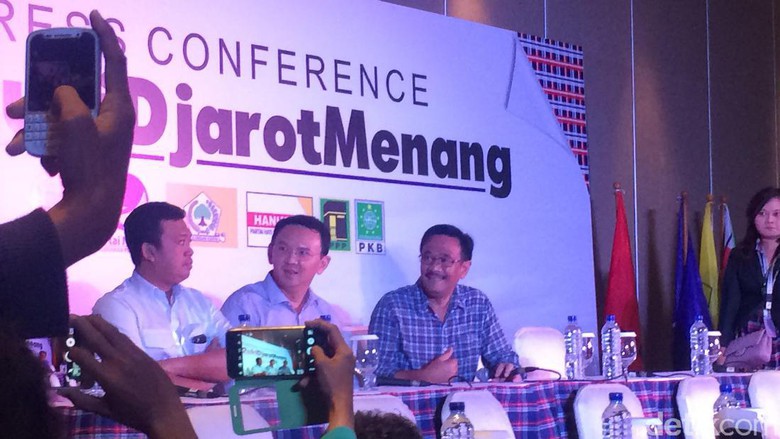 Basuki Tjahaja Purnama dan Djarot Syaiful Hidayat saat konfrensi pers mengucapkan selamat kepada Anies Baswedan dan Sandiaga Salahuddin Uno yang menang pilgub DKI dalam quick count. Tampak Backdrop Ahok-Djarot bertulis 