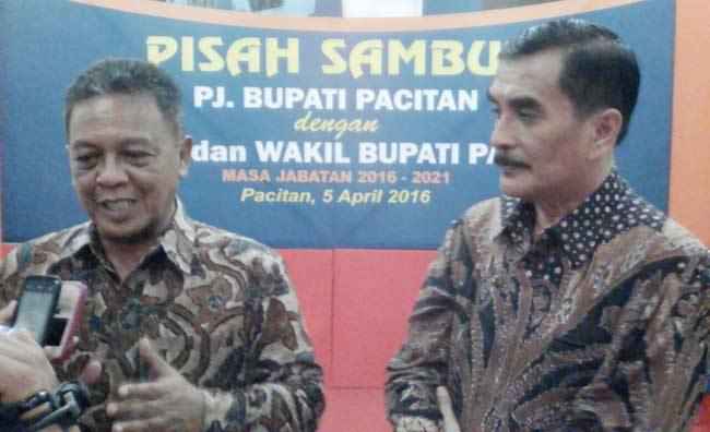 Bupati dan Wakil Bupati Pacitan, H. Indartato-H. Yudi Sumbogo, saat pisah sambut kemarin. 