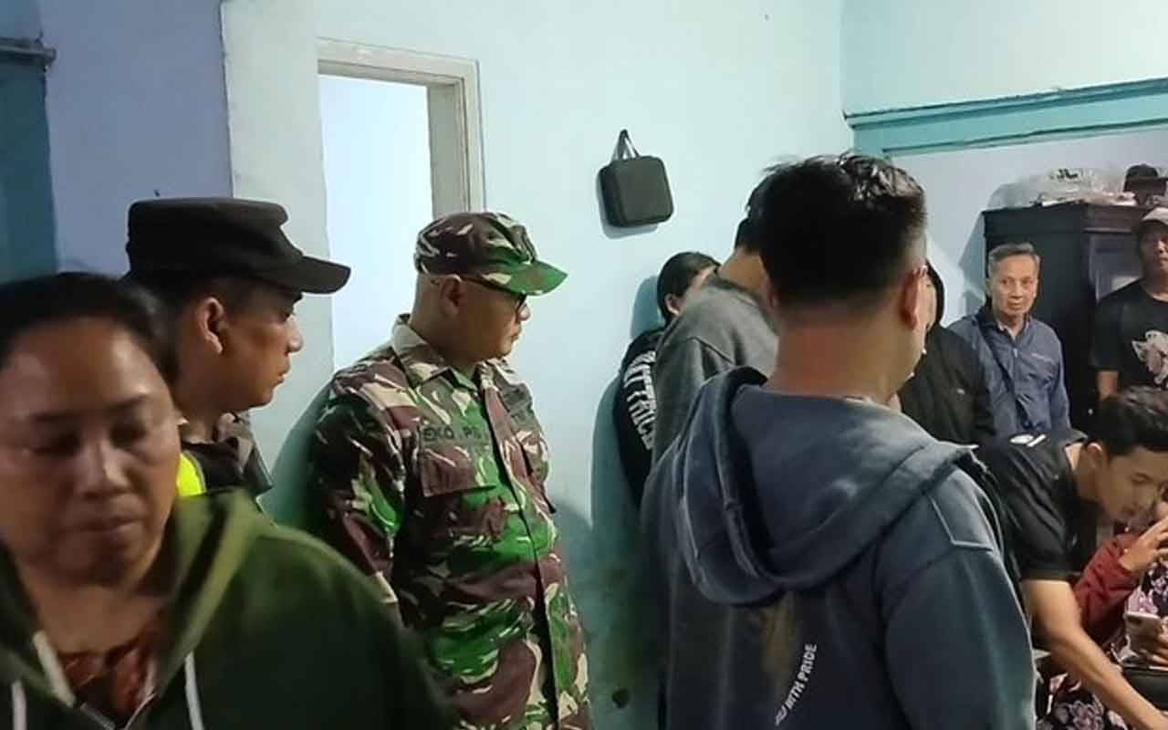 Penggerebekan sebuah rumah kontrakan di Desa Rogonoto, Kecamatan Singosari, Malang, yang diduga sebagai tempat prostitusi. Foto: Ist.