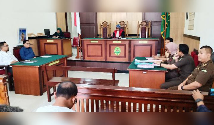 Suasana sidang praperadilan Sekda Gresik, Andhy Hendro Wijaya. foto: SYUHUD/ BANGSAONLINE.com