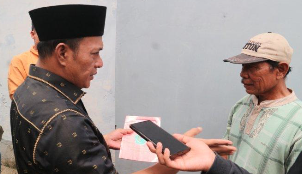 Bupati Pamekasan, Sukriyanto (kiri) saat mendengarkan aduan dari pedagang Pasar Kolpajung. (dok. Ist)