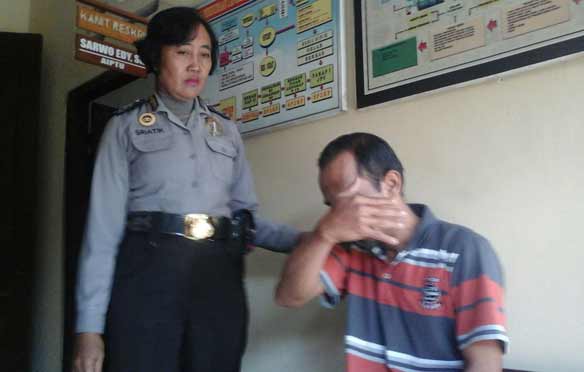 Tersangka saat diamankan di Mapolsek Gurah Kabupaten Kediri. (foto: dendi martoni/BANGSAONLINE)