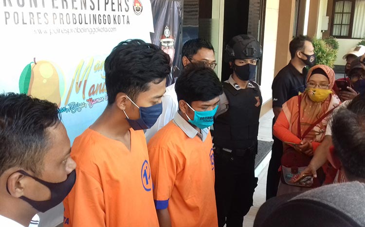 Kedua tersangka saat di Polres Probolinggo Kota.