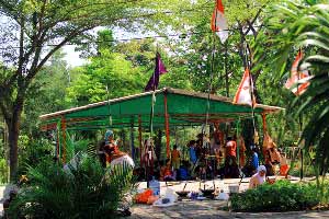 SMPN 19 Surabaya sedang menggelar persami di lokasi Kebun Bibit Wonorejo. foto: mega melati/BANGSAONLINE