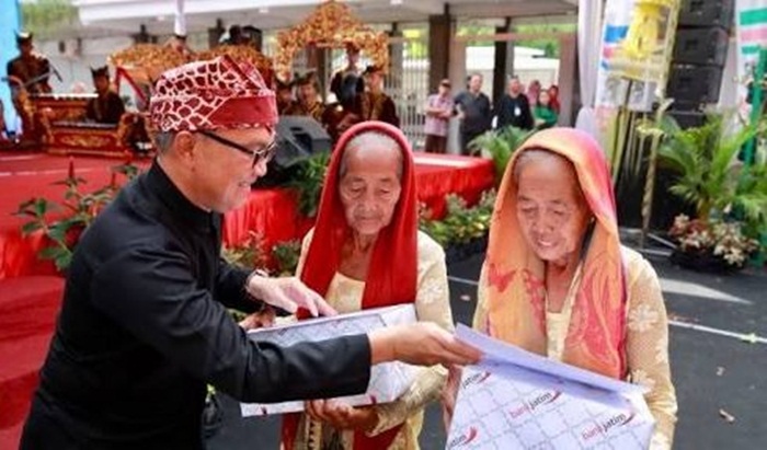 ?Sekda saat bersama pasangan lansia di festival kembar 2018.

