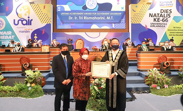 Wali Kota Risma saat menerima penghargaan Lifetime Achievement Award for Goverment Leadership dari Universistas Airlangga (Unair).