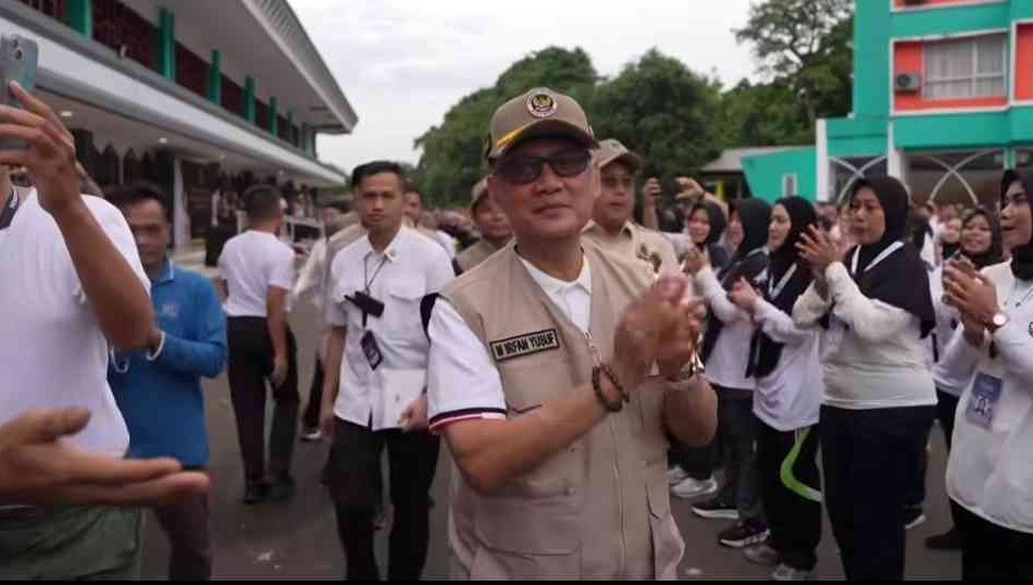 Menteri Haji dan Umrah Republik Indonesia Dr Mochammad Irfan Yusuf (Gus Irfan) ketika melakukan inspeksi mendadak (sidak) peserta Diklat Petugas Penyelenggara Ibadah Haji (PPIH) Arab Saudi di Asrama Haji Pondok Gede Jakarta Timur, Rabu (14/1/2026). Foto: Kemenhaj RI