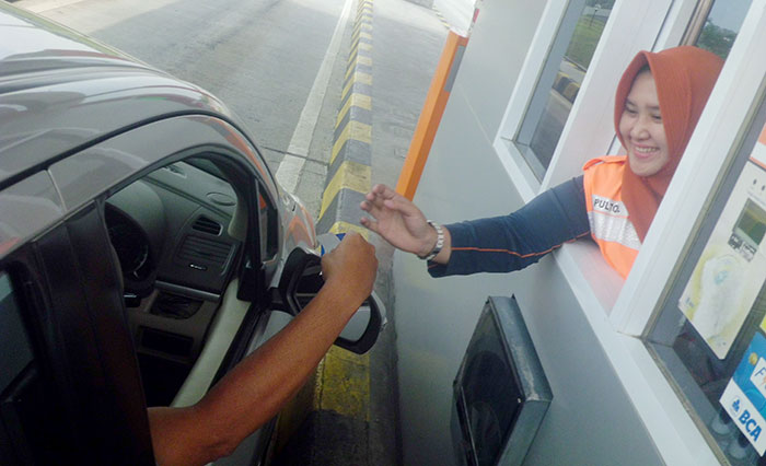 Petugas saat melayani transaksi di gerbang tol. Foto: SOFFAN S/BANGSAONLINE
