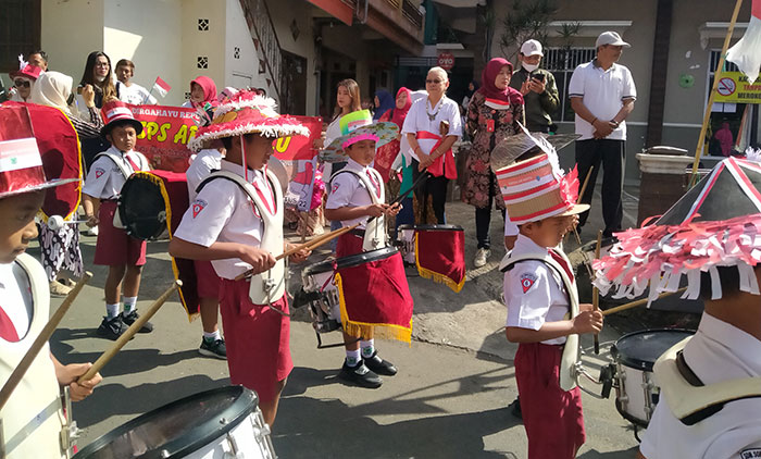 Suasana karnaval yang digelar Warga Dusun Songgoriti, Desa Songgokerto, Kecamatan Batu, Kota Batu.