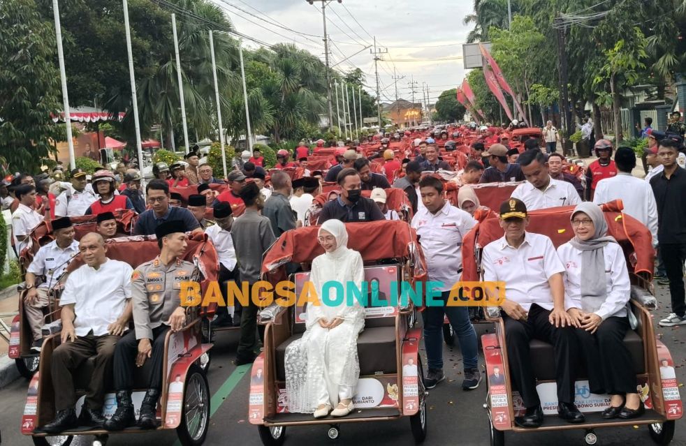Wali kota Kediri bersama Forkopimda dan Ketua Yayasan Gerakan Solidaritas Nasional saat naik becak listrik. Foto: Muji Harjita/BANGSAONLINE
