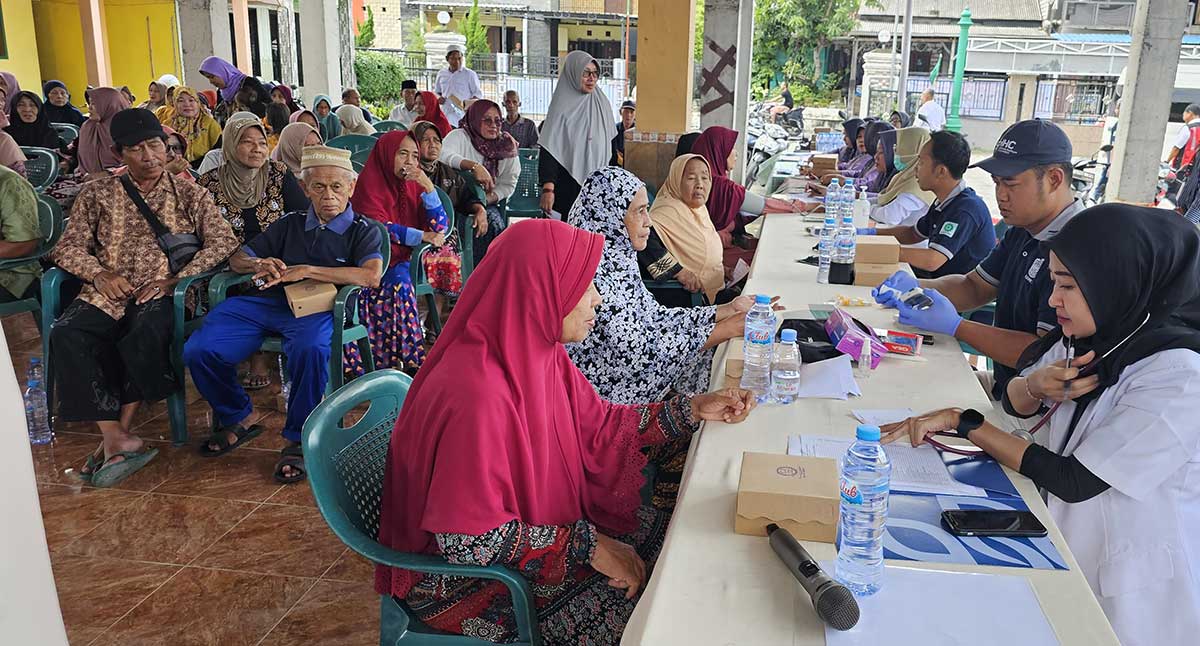 Warga Bedanten, Kecamatan Bungah, Gresik, saat mengikuti pengobatan gratis yang diadakan PT BKMS. Foto: Ist