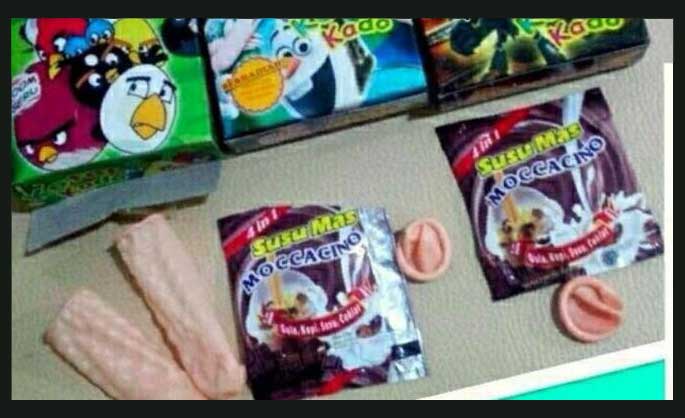 Jajanan mirip kondom yang dijual di salah satu SD di Bekasi. foto: viva/facebook