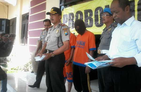 Dua mantan Kades saat dirilis. (foto: andi/BANGSAONLINE)