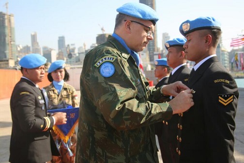 Penyematan penghargaan pada prajurit Satgas Maritim TNI Konga XXVIII-I/UNIFIL.