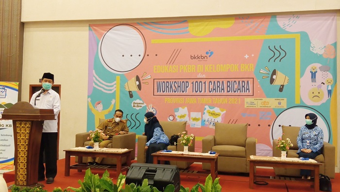 Kepala Perwakilan BKKBN Jatim Drs. Sukaryo Teguh Santoso saat memberikan sambutan.