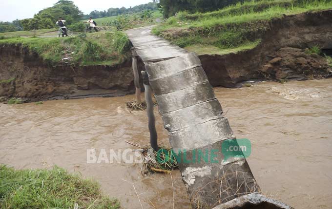 Kondisi jembatan yang ambrol di Desa Pucangsimo, Kecamatan Bandar Kedungmulyo, Kabupaten Jombang, Jumat (13/1). foto: ROMZA/ BANGSAONLINE