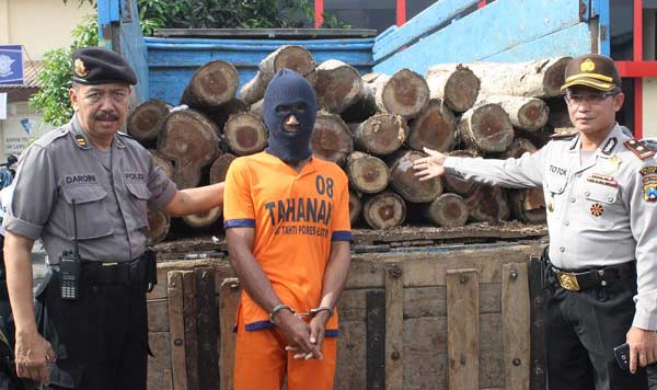 pelaku pembalakan liar. foto: tri susanto/ BANGSAONLINE