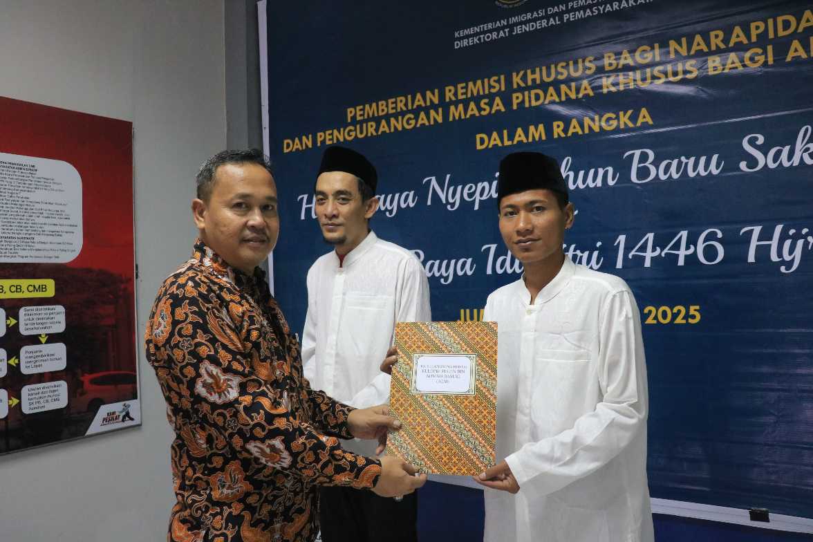 Penyerahan remisi kepada salah satu warga binaan Lapas Pemuda Madiun