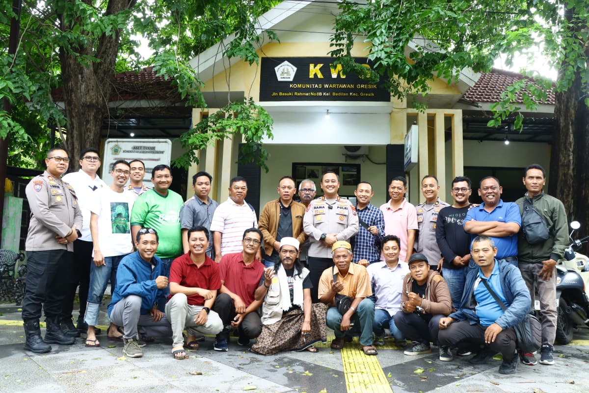 Kapolres Gresik AKBP Ramadhan Nasution bersama wartawanyang  tergabung di KWG. foto: ist.