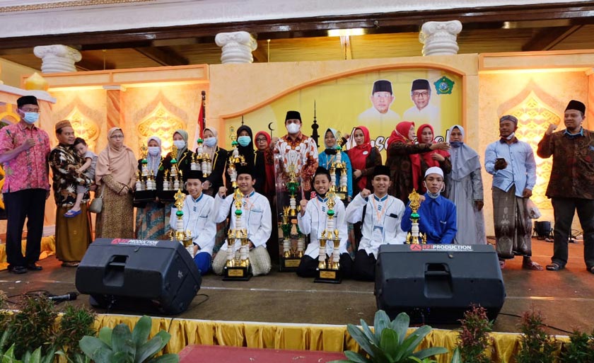 FOTO BARENG: Juara umum MTQ ke-29 Kabupaten Sidoarjo, Kafilah Waru, memamerkan trofi, Minggu (8/11). foto: ist.