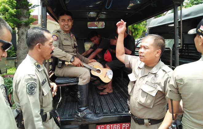 Para pengamen saat diamankan Satpol PP Kota Blitar.