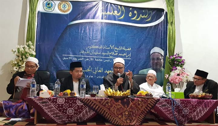 Mantan Rektor Kampus Al Azhar, Kairo, Mesir, Prof. Dr. Ibrahim Sholeh As Sayyid Sulaiman Al Hud-Hud saat menyampaikan paparan. foto: ISTIHAR/ BANGSAONLINE