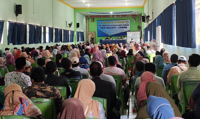 Kepala sekolah dan wali murid SMAN 1 Cerme saat menggelar peringatan Maulid Nabi Muhammad SAW dan parenting. Foto: Ist.