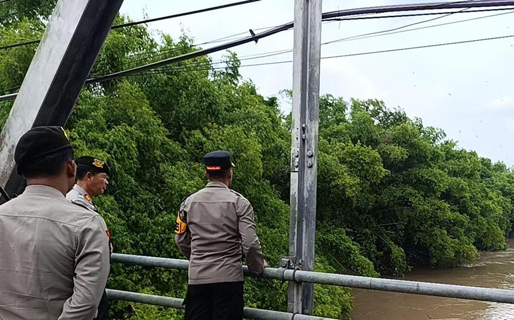 Wakapolres Ngawi Kompol Rizki Santoso saat pengecekan di lokasi rawan bencana.