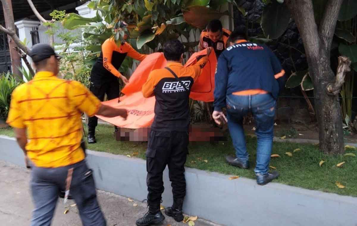 Petugas saat mengevakuasi korban.
