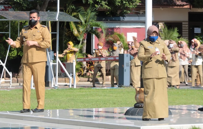 Wali Kota Habib Hadi saat melakukan senam pagi bersama seluruh kepala OPD dan Sekda drg. Ninik Ira Wibawati. 